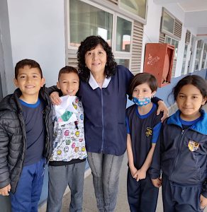 Margarita Vergara con algunos de sus estudiantes de la asignatura de religión evangélica