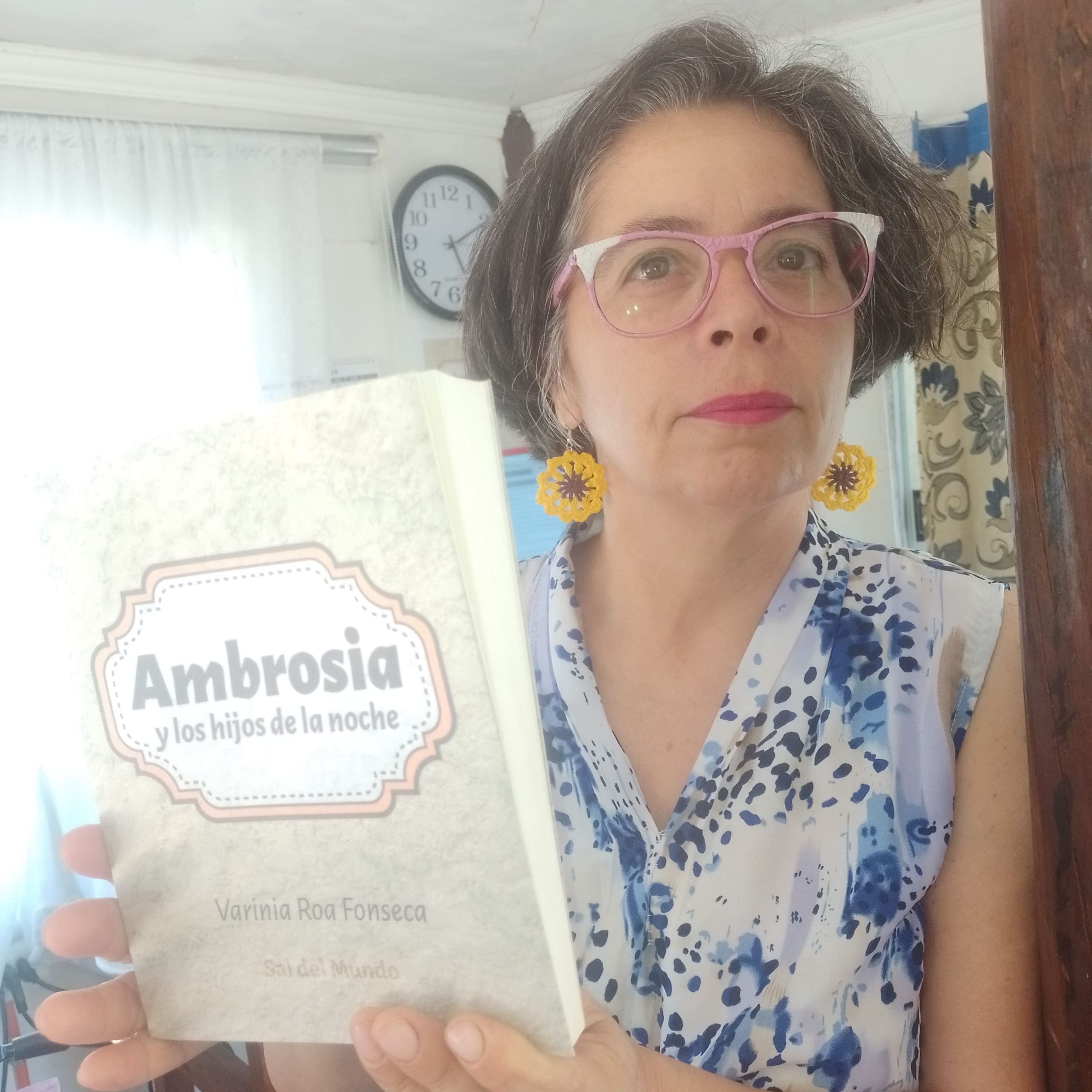 Varinia Roa Fonseca mostrando su novela Ambrosia y los hijos de la noche