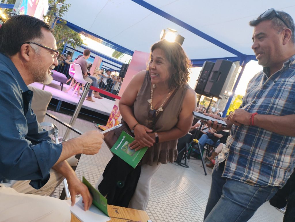 Manuel Ibáñez firmando ejemplares de Desde mi Oasis a lectores al término de la presentación en la Feria del Libro de Ovalle